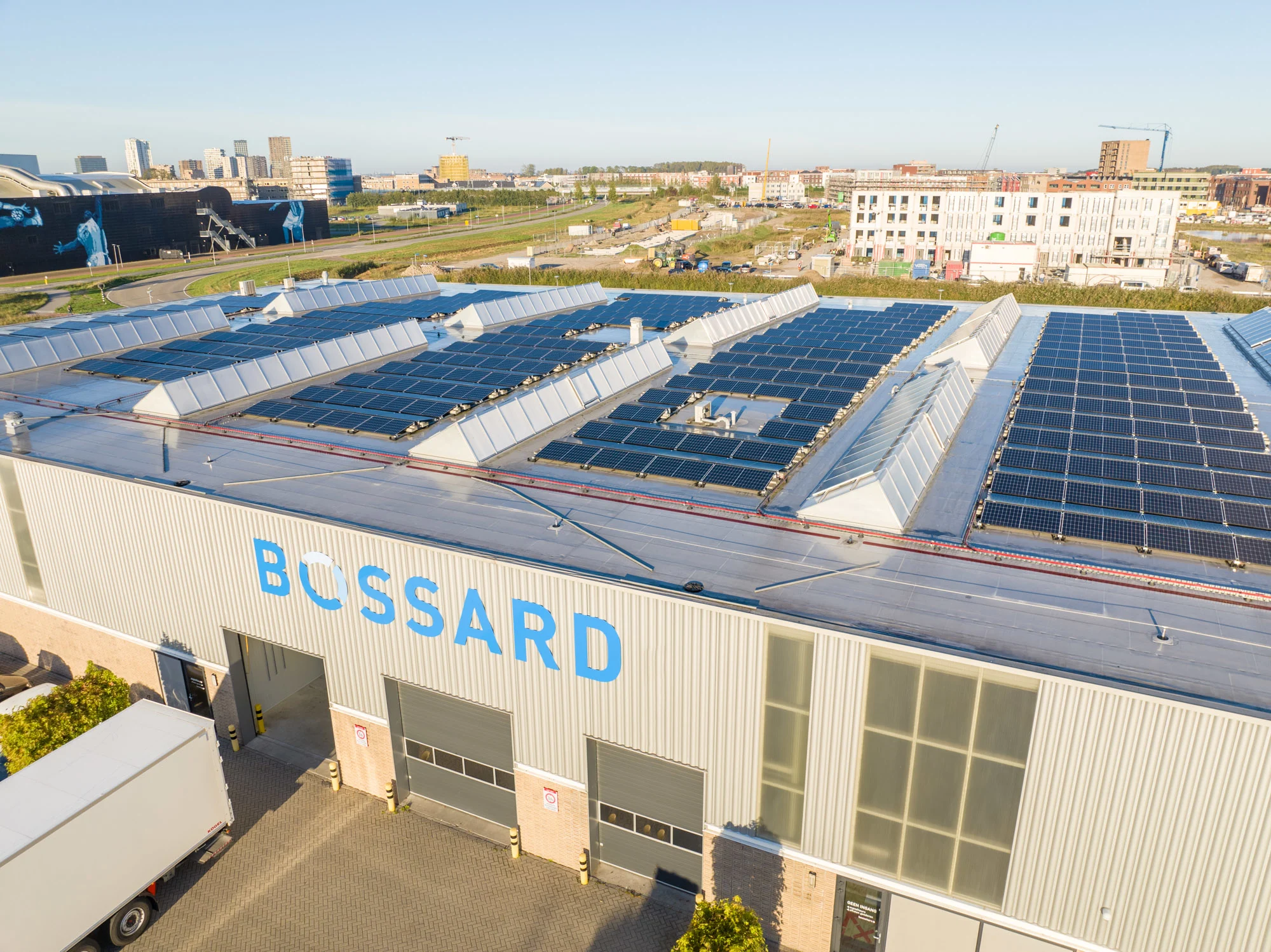 俯瞰荷兰Bossard业务单元,展示了带有太阳能板的建筑及周围的户外区域。