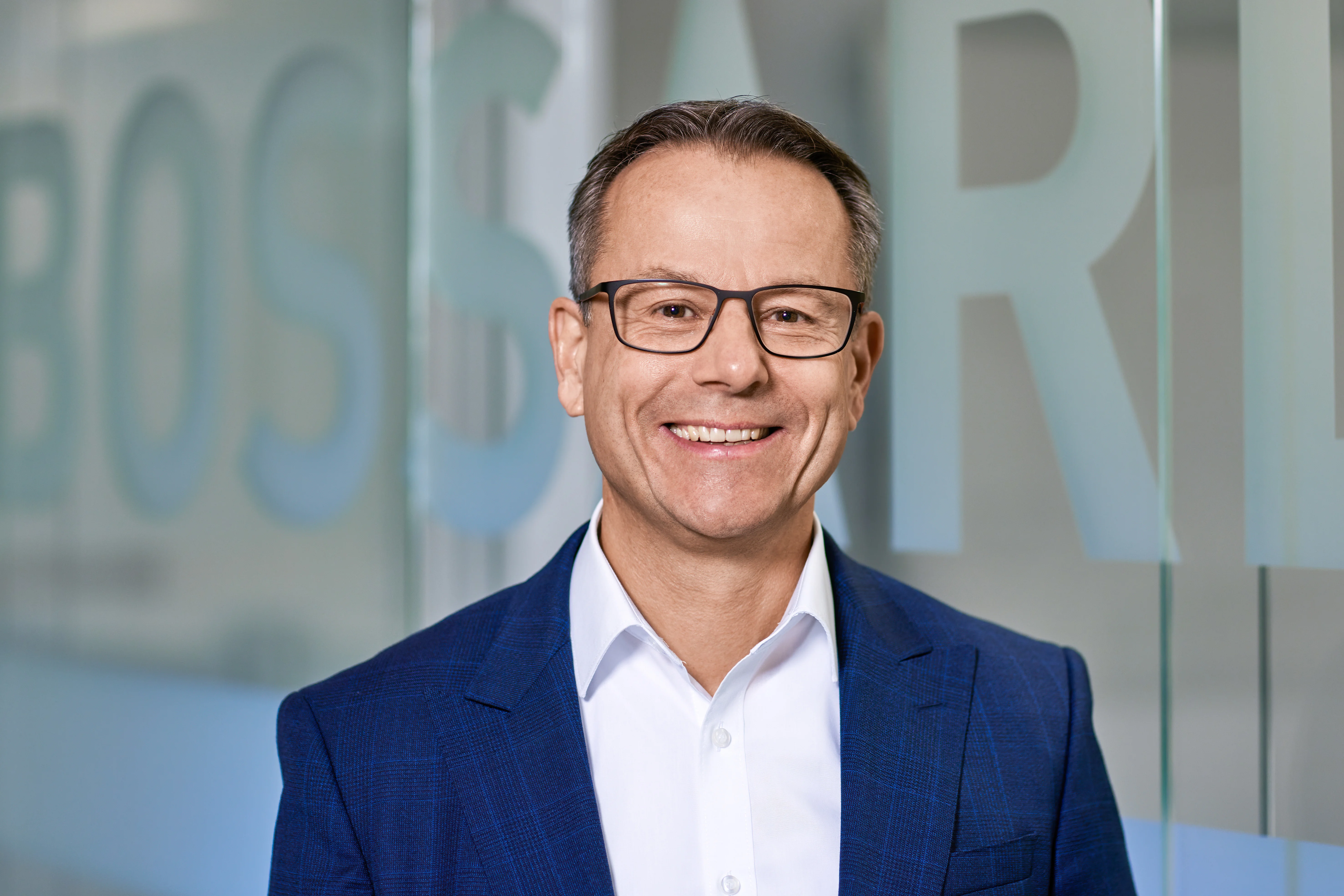 Stephan Zehnder的照片，背景是Bossard标志。