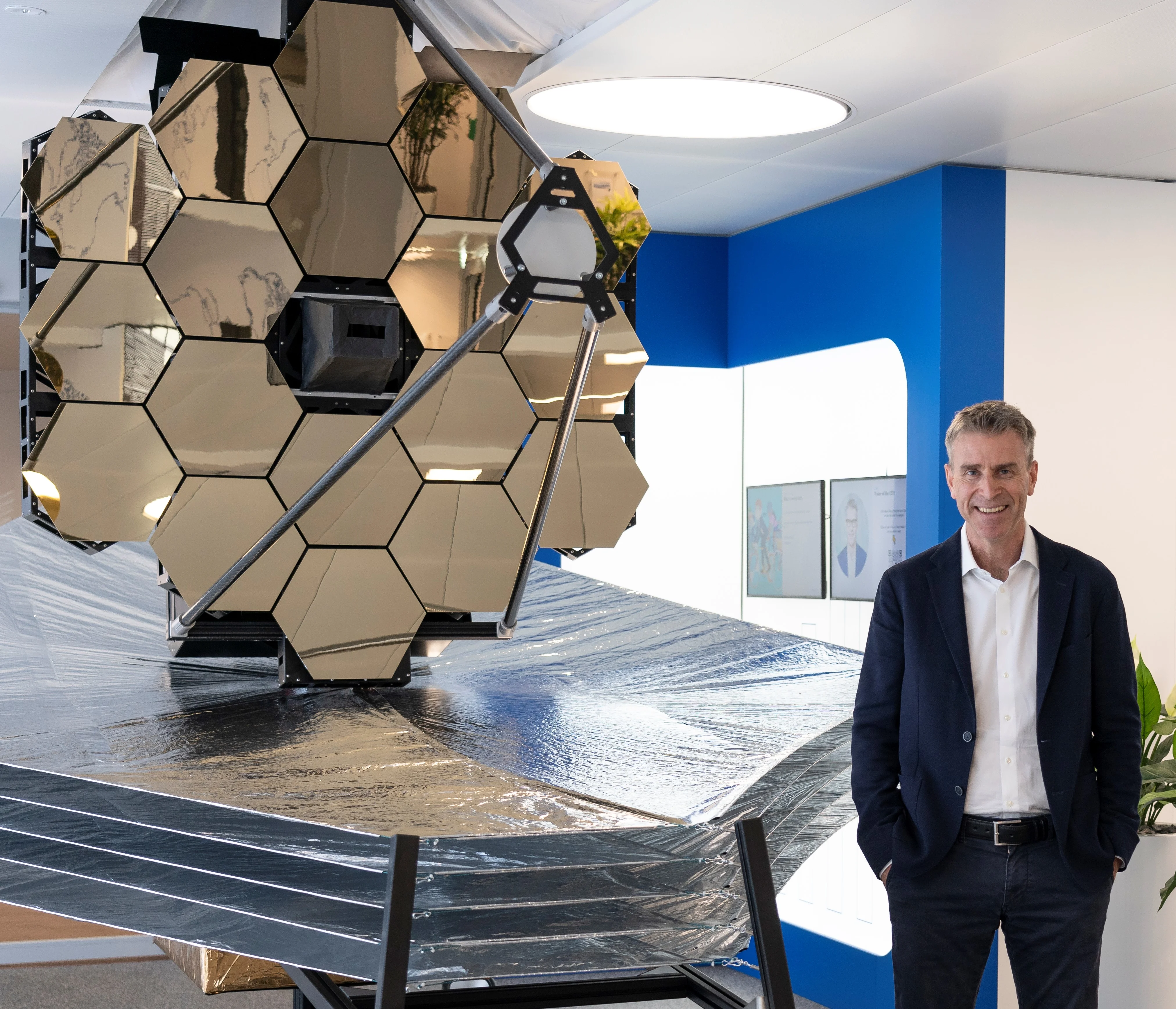 Daniel Bossard与詹姆斯·韦伯太空望远镜(JWST)1:4比例模型在Zug的@Bossard