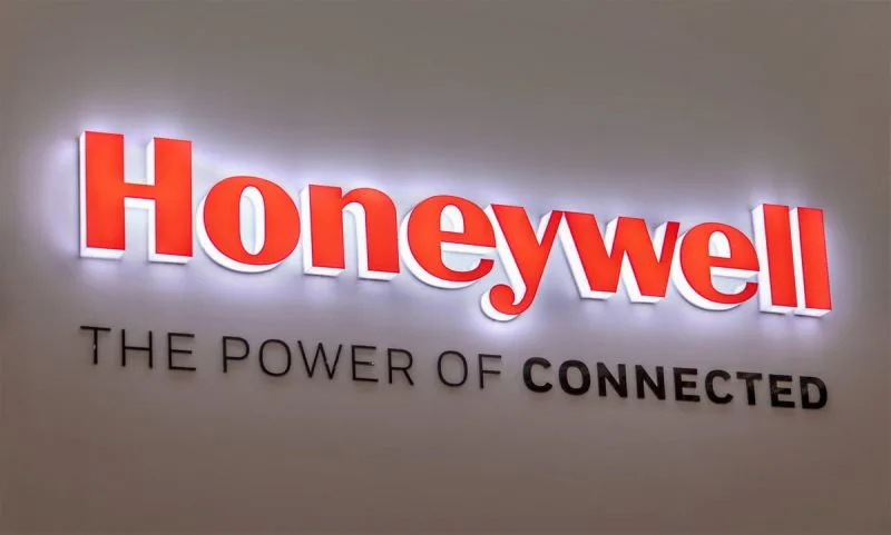 墙上的发光标志 "Honeywell The Power of Connected"